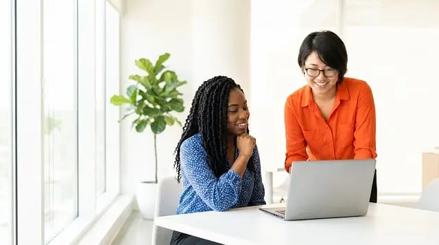 Comment l'Intelligence Artificielle Transforme le Travail