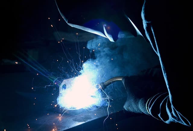 Comment l'Intelligence Artificielle Révolutionne l'Industrie
